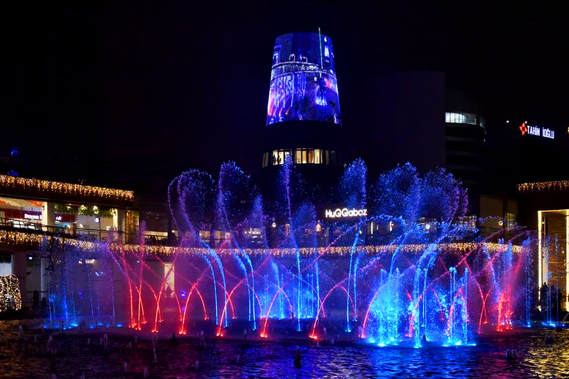 Истанбул и Пеещите фонтани - МОЛ Watergarden Istanbul с&nbsp;Пеещите фонтани, Истанбул, Турция - Singing Fountains in the Watergarden Mall Istanbul, Turkey